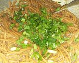 Foto langkah ke 6 dari resep Mie Gomak Siram Bumbu Kacang / Mie Caluek.