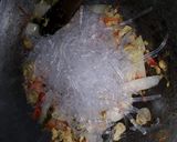 Foto langkah ke 3 dari resep 9. Bihun goreng KW #BikinRamadhanBerkesan#RabuBaru.