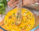 Foto langkah ke 3 dari resep Omelet Jamur Tomat.