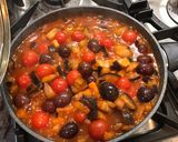 A picture of step 4 of Aubergine, tomatoes and olives pasta sauce (vegan).