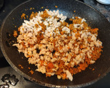 Foto del paso 3 de la receta: Berenjenas rellenas de pollo, zanahoria y boniato