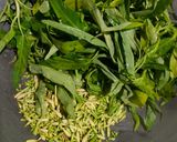 Foto langkah ke 3 dari resep 59. Oseng Kangkung campur bunga kates.