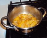 Foto del paso 5 de la receta Montaditos de solomillo de ternera, manzana y cebolla confitada