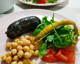 Foto del paso 3 de la receta: Morcilla con garbanzos y ensalada de rúcula