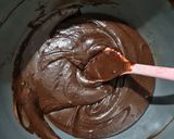 Foto langkah ke 5 dari resep Muffin coklat no mixer.
