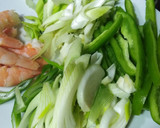 Foto del paso 2 de la receta: Cuscús con col y langostinos