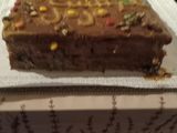 Torta con piña y rocklets de colores