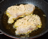 Foto del paso 3 de la receta: Rape rebozado con salsa de morrón y ajo