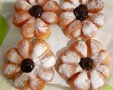 Foto langkah ke 9 dari resep Donat Bunga Empuk Tanpa Kentang.