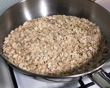 รูปขั้นตอนการทำที่ 4 ของ Pan-roasted granola / muesli (กราโนล่า / มูสลี่คั่วกระทะ)