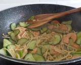 Foto langkah ke 2 dari resep Timun jepang enoki tumis sosis.