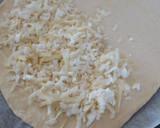 Foto del paso 3 de la receta: Pizza calzones de pollo y tres quesos