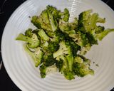 Foto langkah ke 2 dari resep Roasted Broccoli Parmesan.