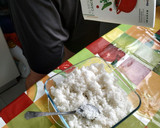 Foto del paso 2 de la receta: Sushi casero sin algas nori de salmón y surimi
