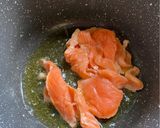 Foto langkah ke 2 dari resep Salmon garlic butter milk rice / Salmon risotto MPASI.