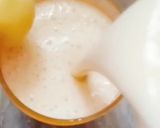 A picture of step 3 of Apricot and banana shake.