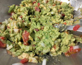 Foto del paso 4 de la receta: Bocata de atún y aguacate con pico de gallo