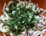 Foto del paso 4 de la receta: Ensalada de pepino y rábano