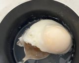 صورة لخطوة 3 من وصفة بيض بندكيت (Eggs Benedict)