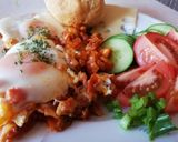 Tükörtojás paradicsomos zöldségágyon recept fázis 7 fotója