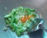 รูปขั้นตอนการทำที่ 3 ของ ผัดบวบใส่ไข่