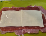 Foto del paso 3 de la receta: Rollitos de lomo a los dos jamones en salsa de setas