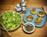 Foto del paso 11 de la receta: Rosas hojaldradas de salmón marinado con tapenade casero & ensalada de mango y feta —Cena Cookpad—
