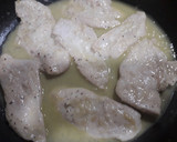 Foto del paso 3 de la receta: Pechuga de pollo en salsa