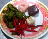 รูปขั้นตอนการทำที่ 1 ของ น้ำพริกมะขามผัดไก่สับ