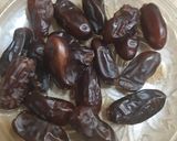 A picture of step 1 of Dates (KHAJOOR KI CHUTNEY).
