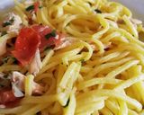 Foto del passaggio 6 della ricetta Tagliolini al salmone con pomodorini