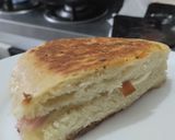 Foto del paso 4 de la receta: Sándwich🥪de salchichón de cerdo🥓y queso🧀en pan🍞casero de ajo🍖y finas hierbas🥐🌿🧄