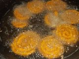 आटा मूंग दाल चकली (Aata moong dal chakli recipe in hindi)