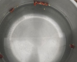 Foto del paso 1 de la receta: Spaghetti negro picante con chipirones y almejas