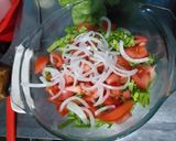 Foto del paso 1 de la receta: ENSALADA DE TOMATE🍅,PEPINO🥒,LECHIGA🥬 Y CEBOLLA🧅