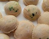 Foto del paso 4 de la receta: Sorrentinos Caseros de Ricota y Espinaca y Pollo