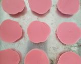 Foto langkah ke 2 dari resep Puding mawar.
