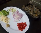 Foto langkah ke 1 dari resep Tumis kerang batik pedas.