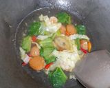 Foto langkah ke 4 dari resep Mie Goreng Udang Bakso Homemade ala Jesslyn Orlane 🍜🔥.