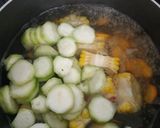 Foto langkah ke 3 dari resep Sayur Bening Oyong, Wortel dan Jagung.