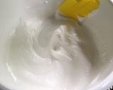 Foto langkah ke 2 dari resep Strawberry yoghurt cake.