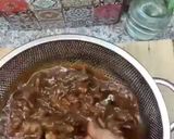 A picture of step 2 of Imli aur khajoor ki chutney.