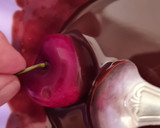 Foto del paso 3 de la receta: Cerezas bañadas en chocolate versión saludable 🍒