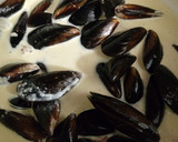 Foto del paso 5 de la receta: Mejillones en crema de puerros y nata con patatas fritas