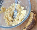 Une image de l'étape 1 de Muffins aux bananes bien mûres et pépites de chocolat.