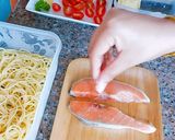 รูปขั้นตอนการทำที่ 1 ของ Salmon garlic honey lemon spaghetti