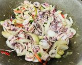Foto langkah ke 4 dari resep Cumi Asam Manis Saus Tiram.