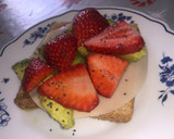 Foto del paso 1 de la receta: Tostada de aguacate y fresas 🥑🍓