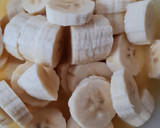 Foto del paso 3 de la receta: Postre multifruta (banana, naranja, durazno, frutillas, uvas pasa) con leche condensada casera