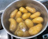 Une image de l'étape 3 de Salade marinée de pommes de terre aux harengs fumés, oignons et cornichons.